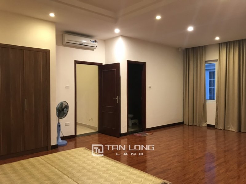 4 bedrooms Villa in Long Bien, Vietnam No. 982