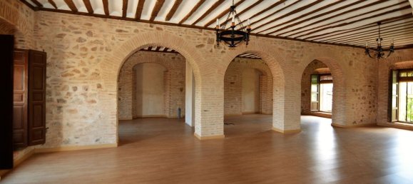 4 bedrooms House in Piedrabuena, Spain No. 69036 3