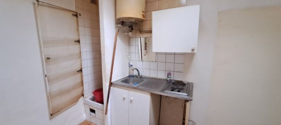 Studio in Paris, France No. 180042 8