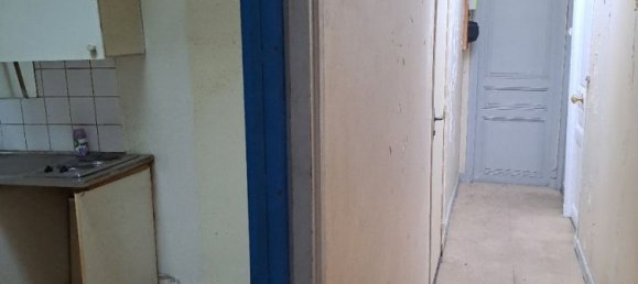 Studio in Paris, France No. 180042 10