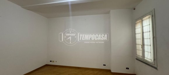 2-salle Appartement à Mirandola, Italy No. 199013 9