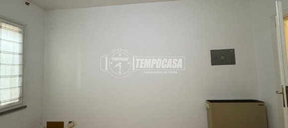 2-salle Appartement à Mirandola, Italy No. 199013 7