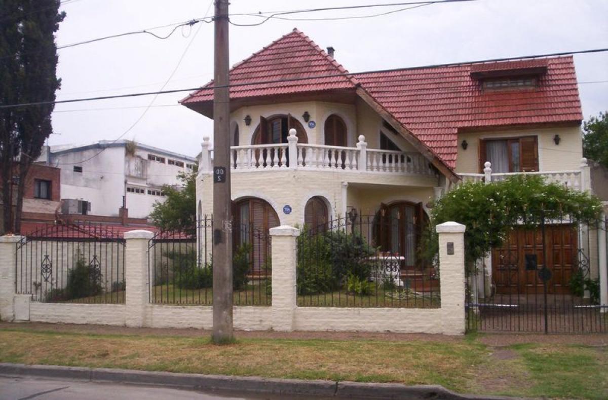 4 bedrooms House in Almirante Brown, Argentina No. 100198