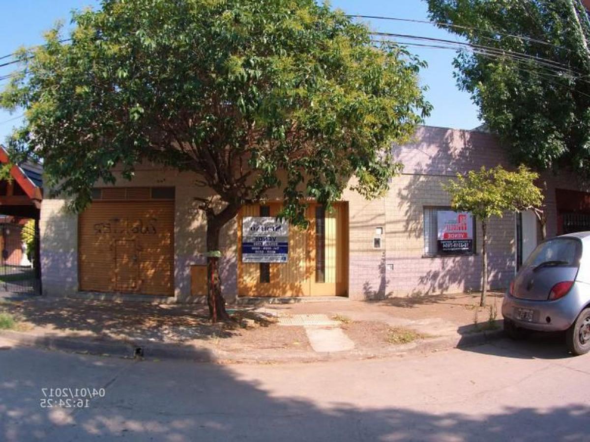 2 bedrooms House in Moron, Argentina No. 14402