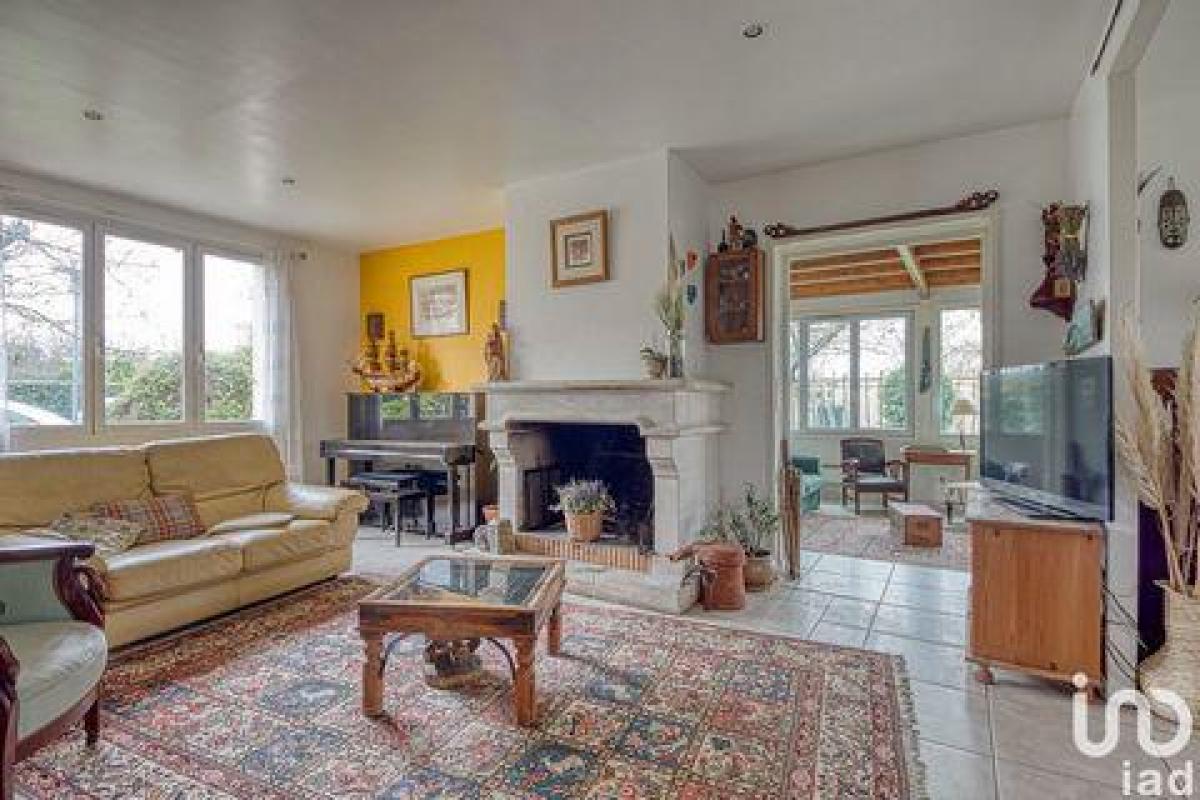 6 bedrooms House in Guyancourt, France No. 29334