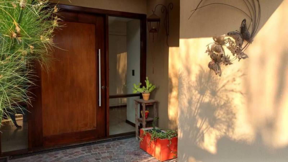 3 bedrooms House in Malvinas Argentinas, Argentina No. 62669