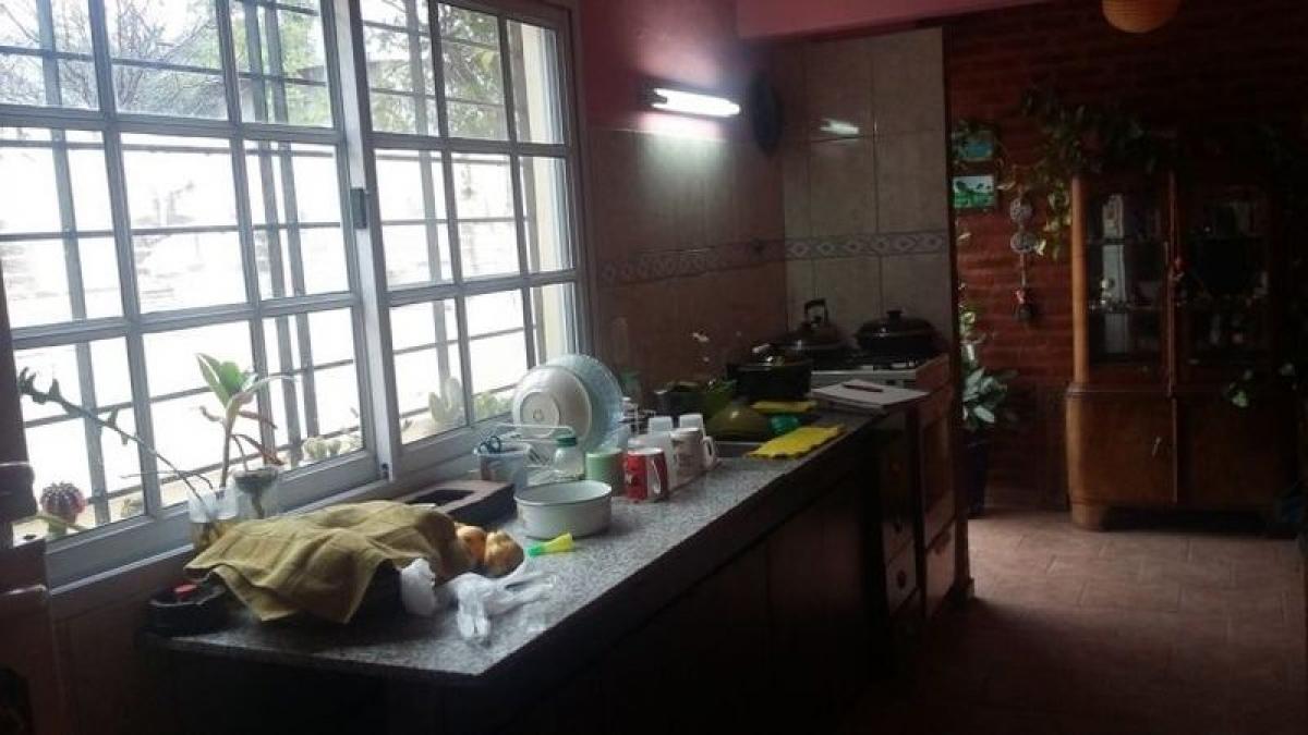 4 bedrooms House in Malvinas Argentinas, Argentina No. 91621