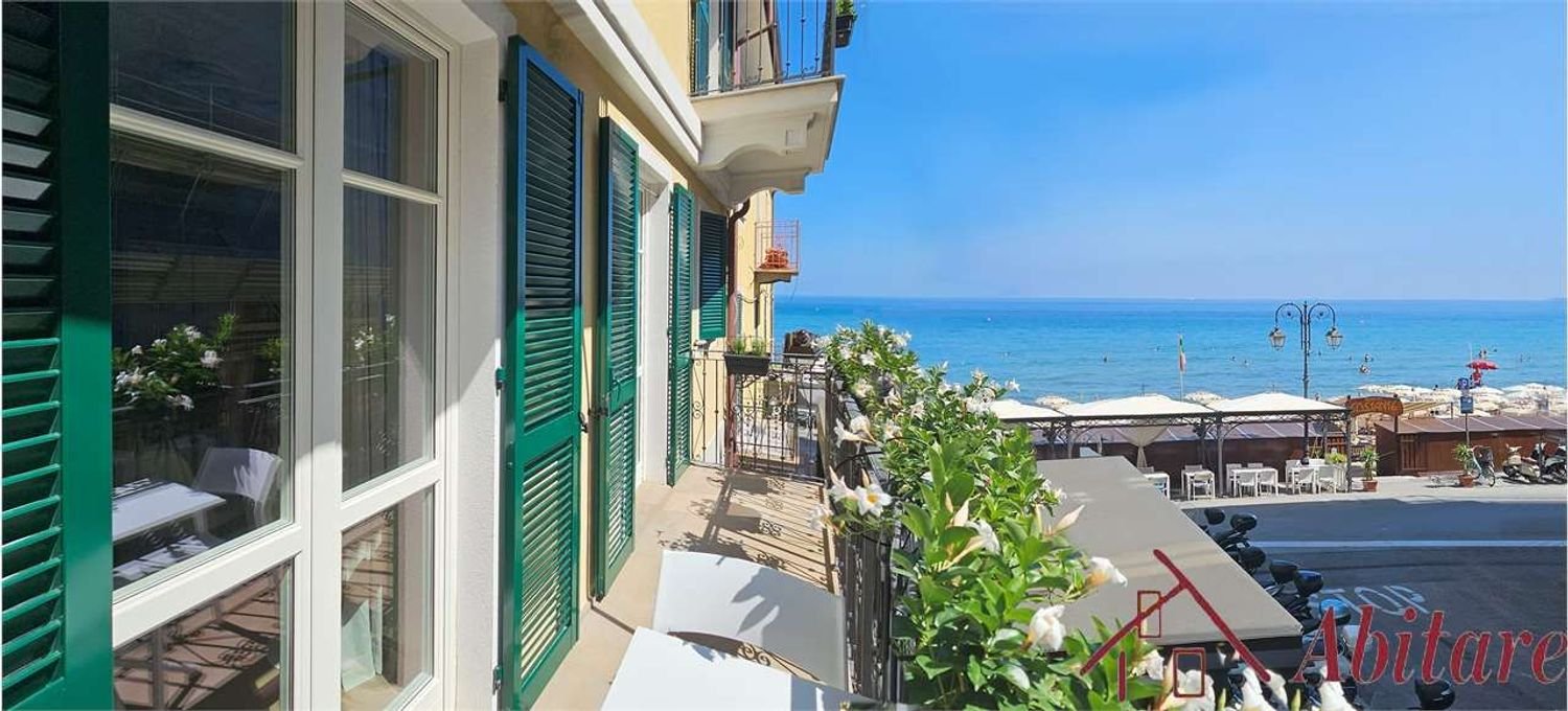 Квартира с 2 спальнями в Алассио, Италия № 319230