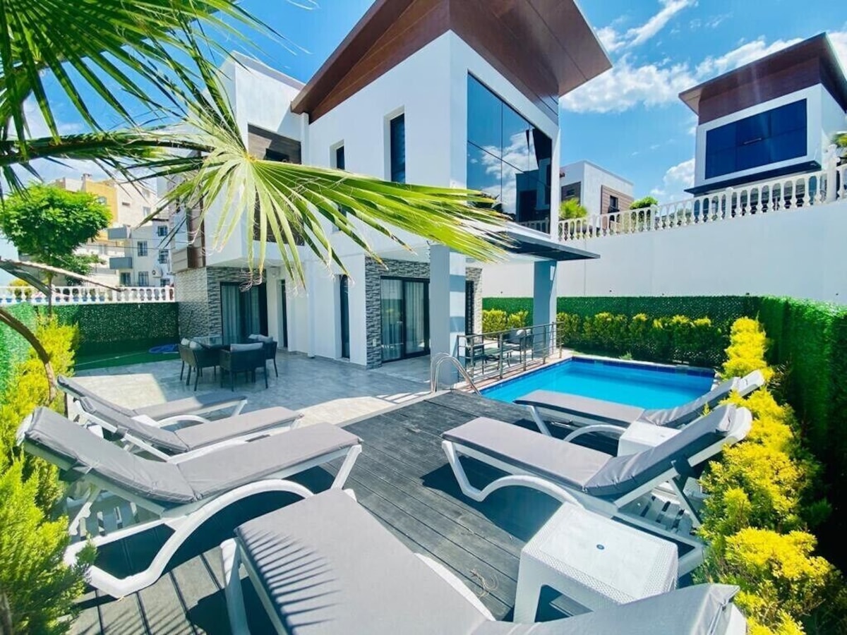 Villa 4+1 in Kusadasi, Turkey No. 12715