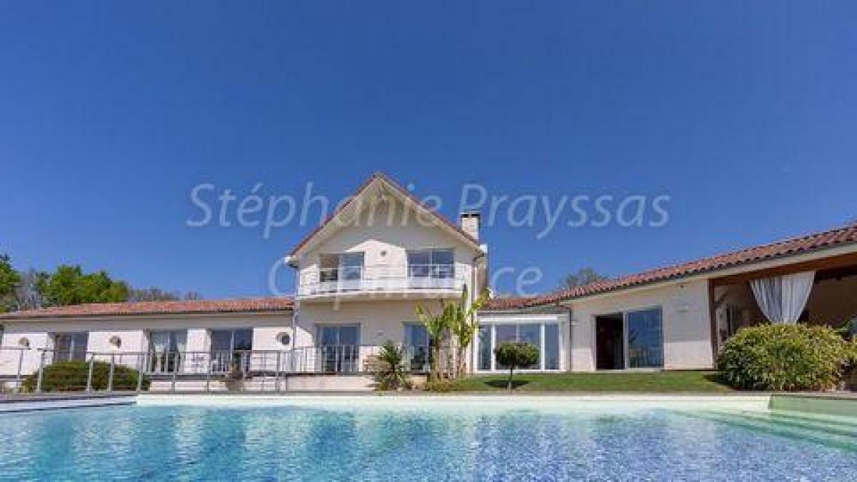 5 bedrooms House in Agen, France No. 11785