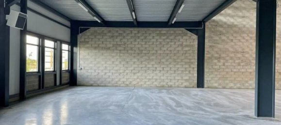 1133m² Commercial property in Marines, France No. 353996 3