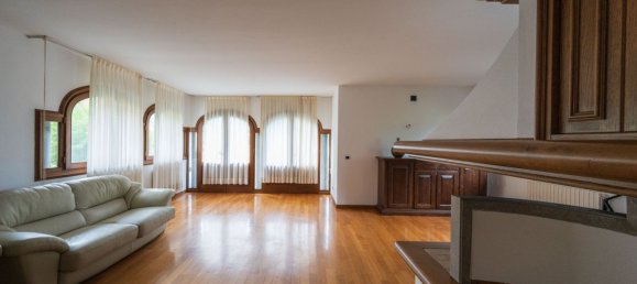 14 غرف نوم فيلا في Udine, Italy رقم 375995 24