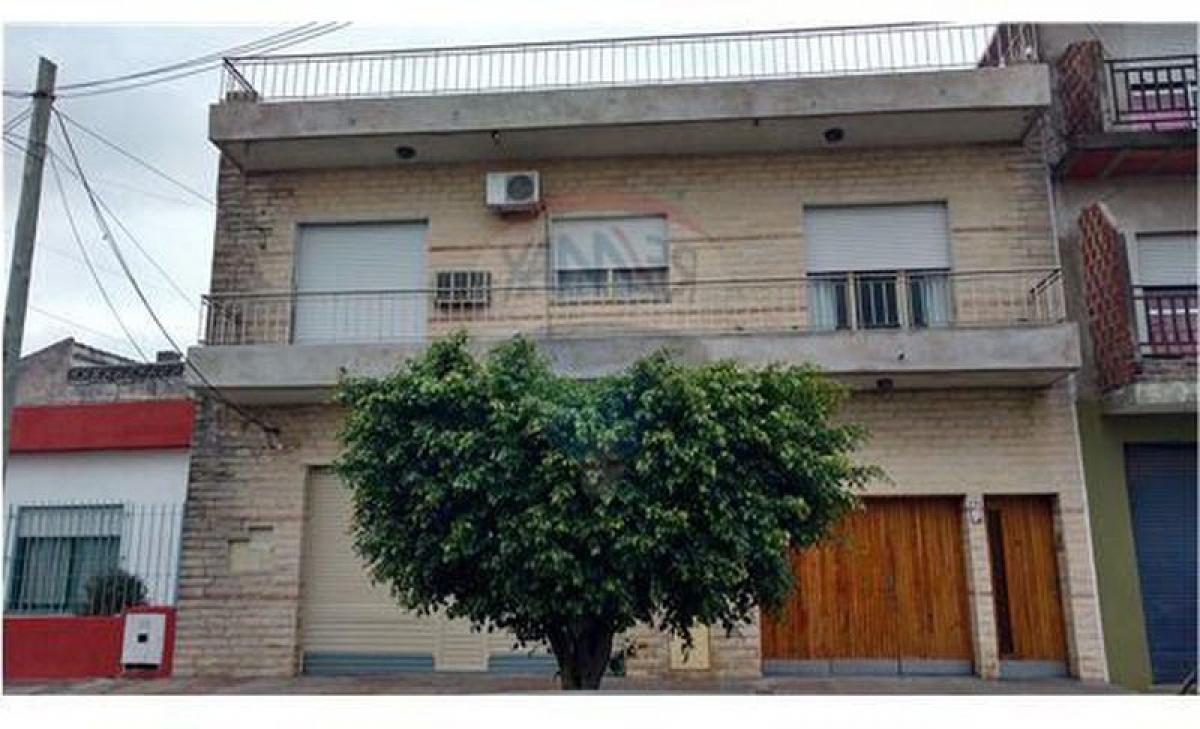 2 bedrooms House in Tres de Febrero, Argentina No. 17984