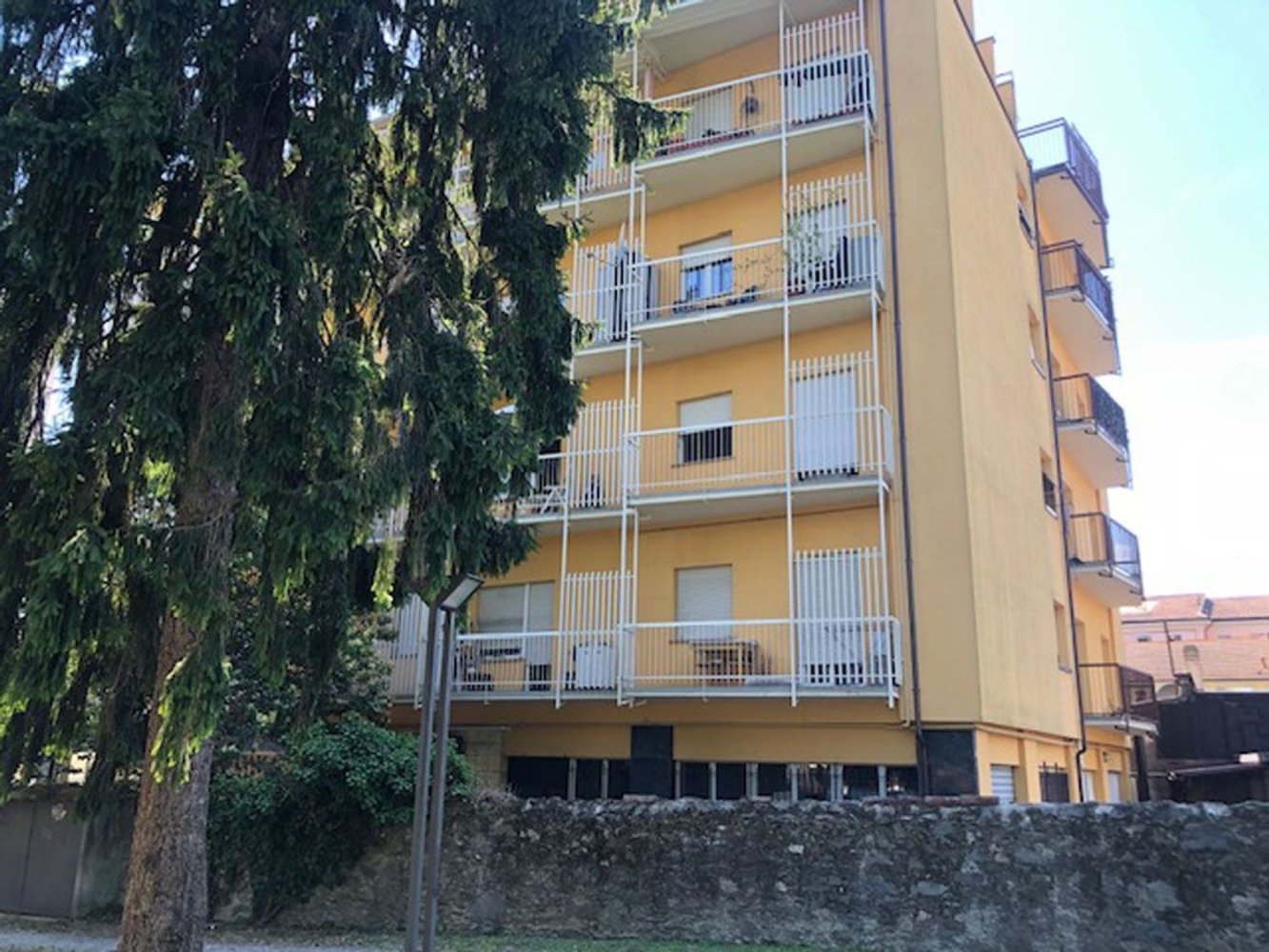 Oficina en Luino, Italy 140 m² No. 364879