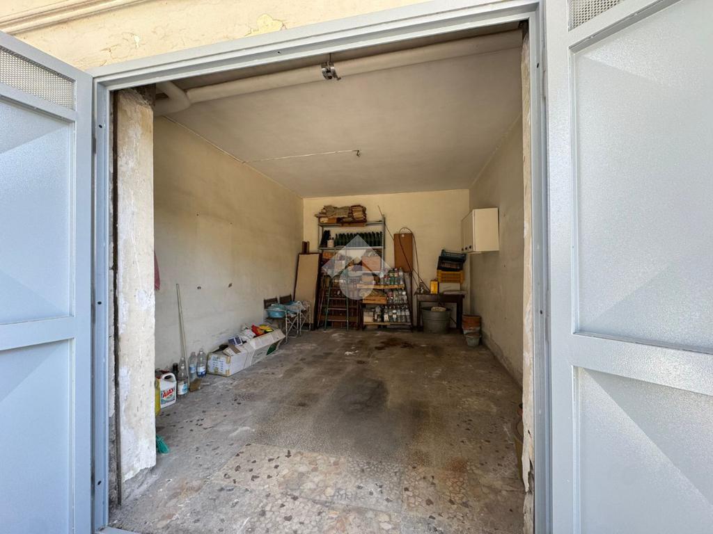 21m² Garage in Portici, Italy No. 297375