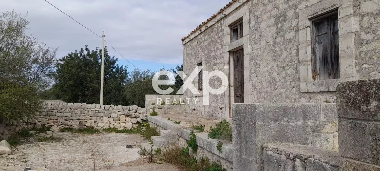 Дом с 5 комнатами в Розолини, Италия № 82570