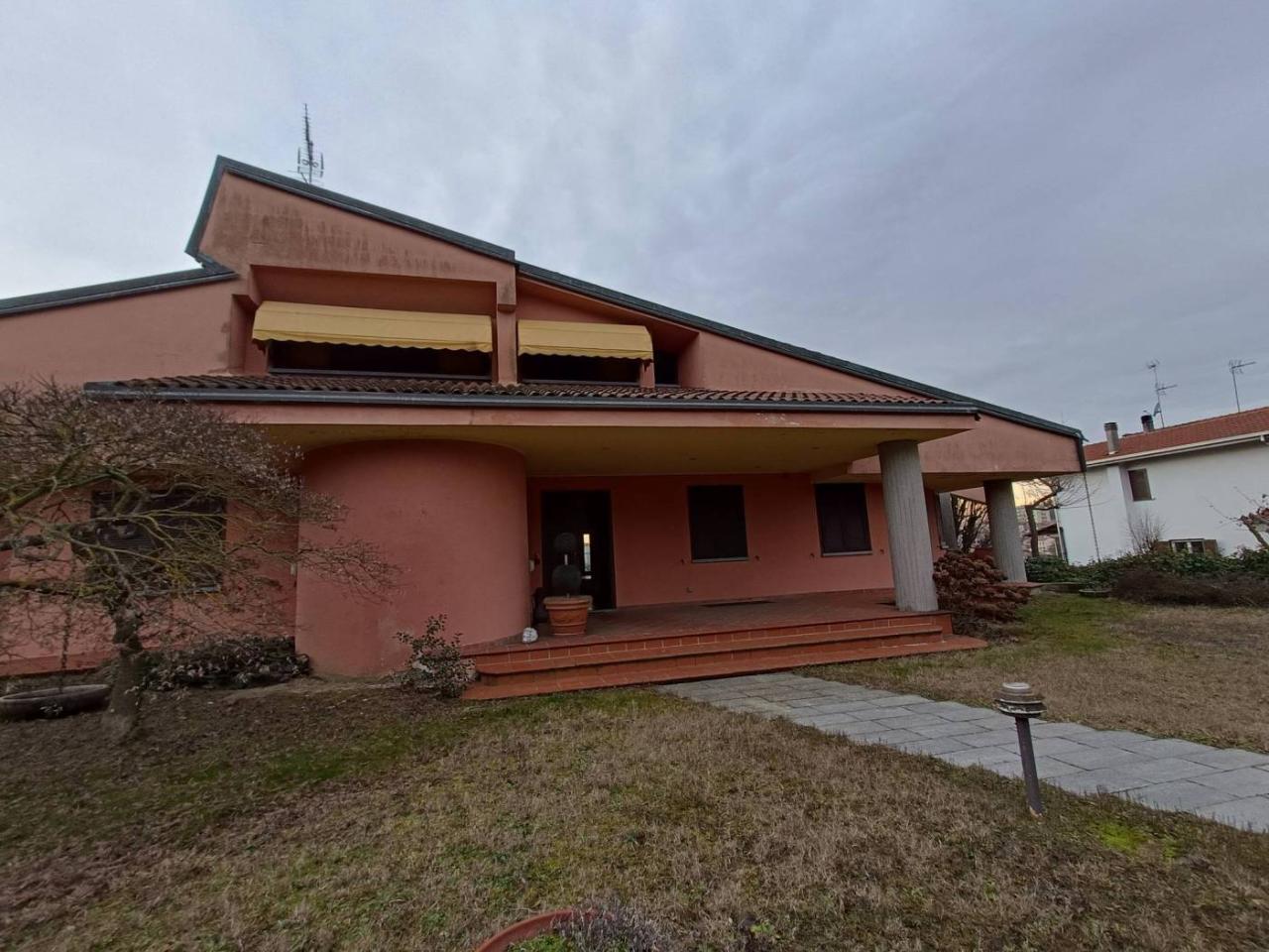 Вилла с 8 комнатами в Сан Сальваторе Монферрато, Италия № 37768