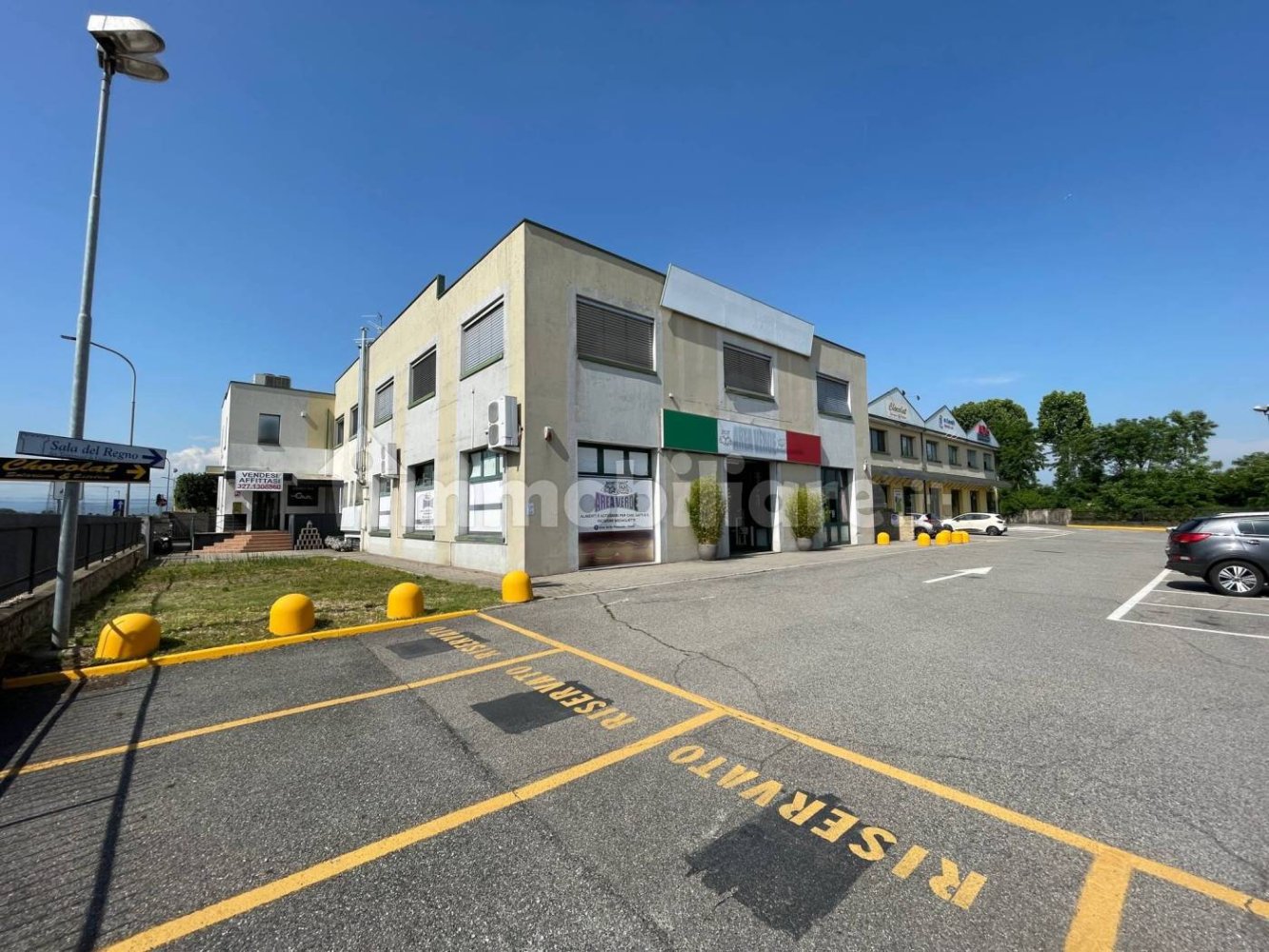 1 room Commercial property in Chiari, Italy No. 351355