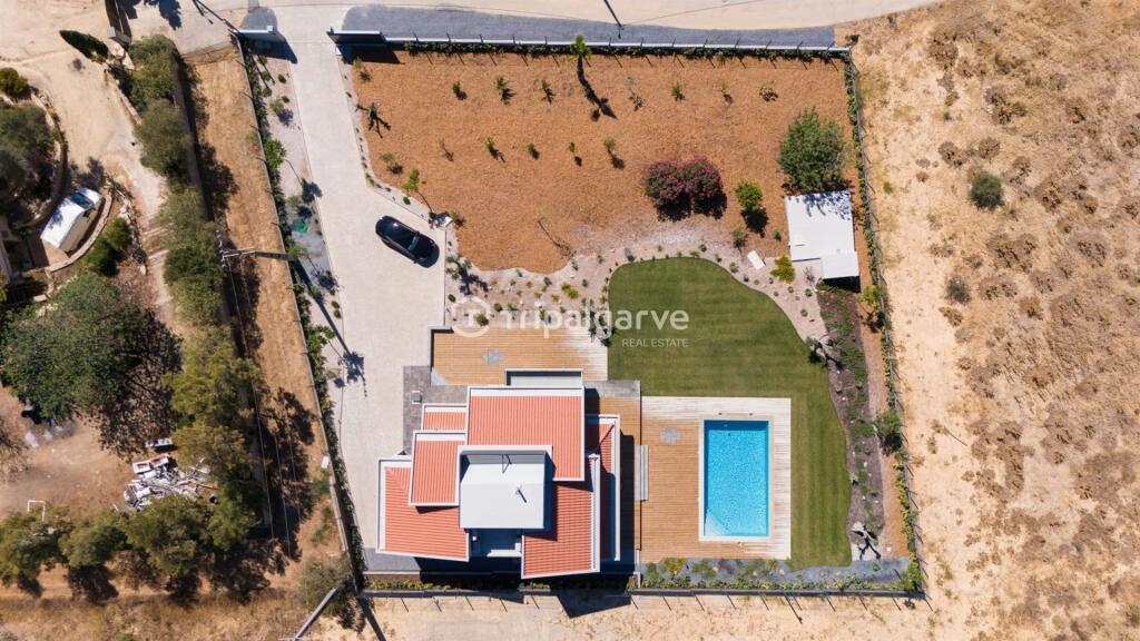 5 bedrooms Villa in Quarteira, Portugal No. 33041