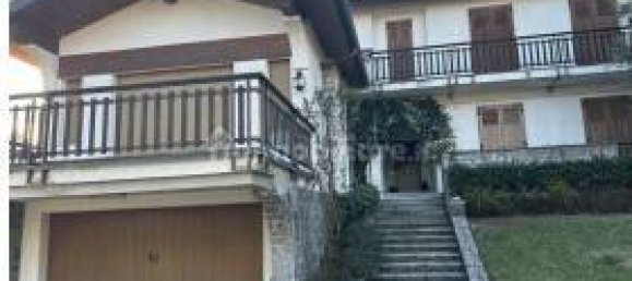 Apartamento de 6 dormitorios en Erba, Italy No. 3930 6