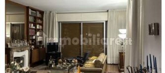 Apartamento de 6 dormitorios en Erba, Italy No. 3930 9