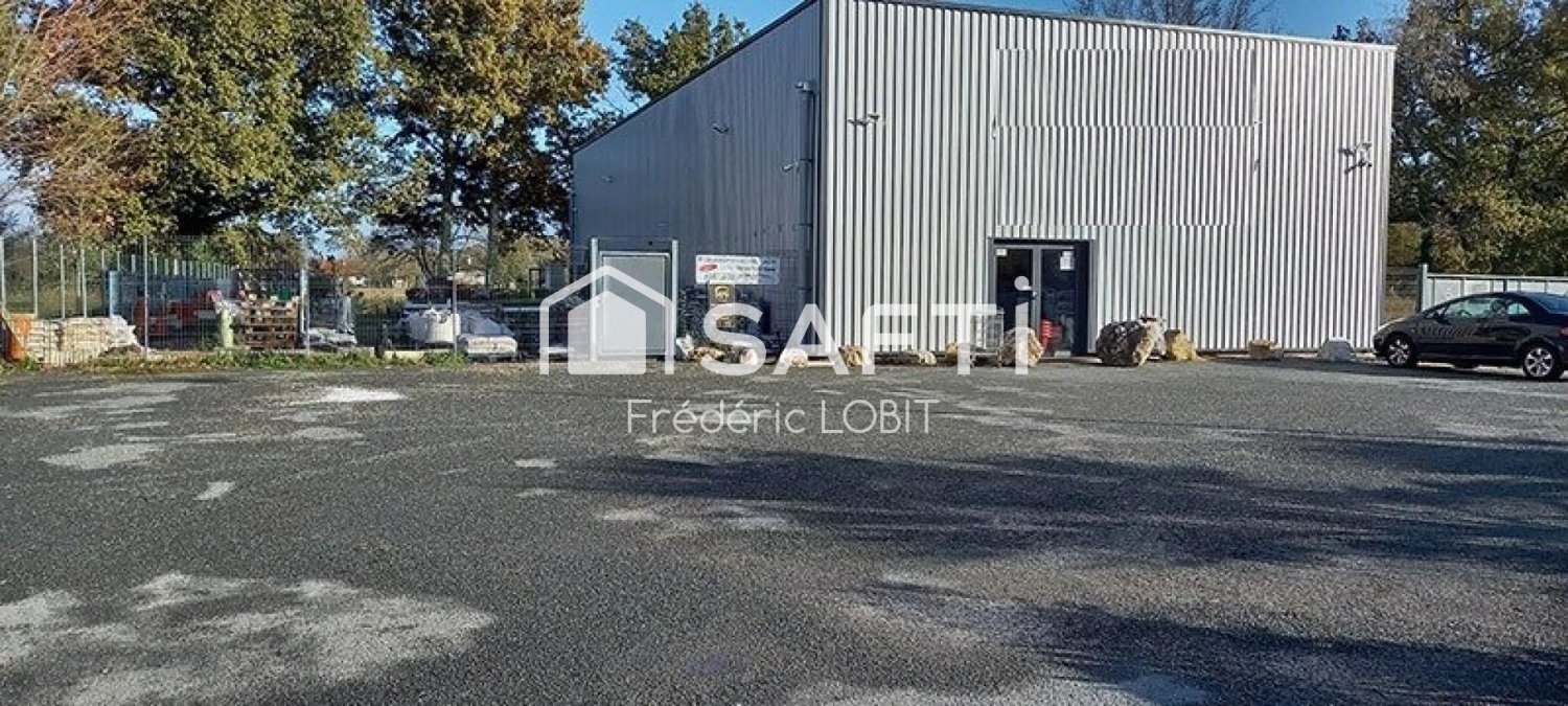 298m² Commercial property in Saint-Seurin-sur-l'Isle, France No. 101512