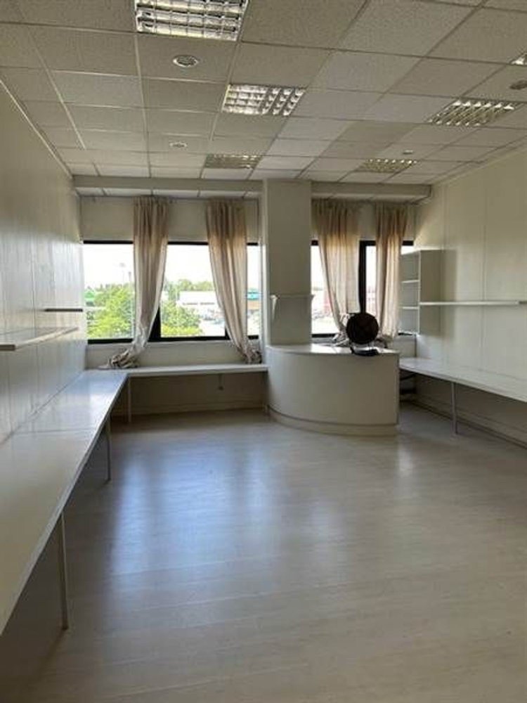 1380m² Building in Corsico, Italy No. 113999