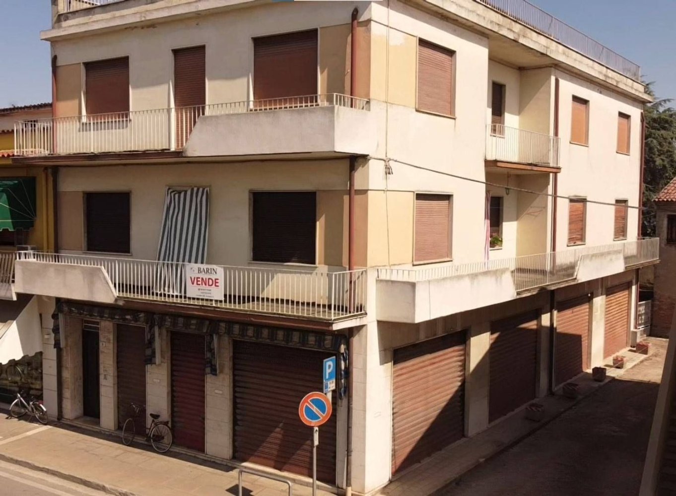 580m² Building in Solesino, Italy No. 60609