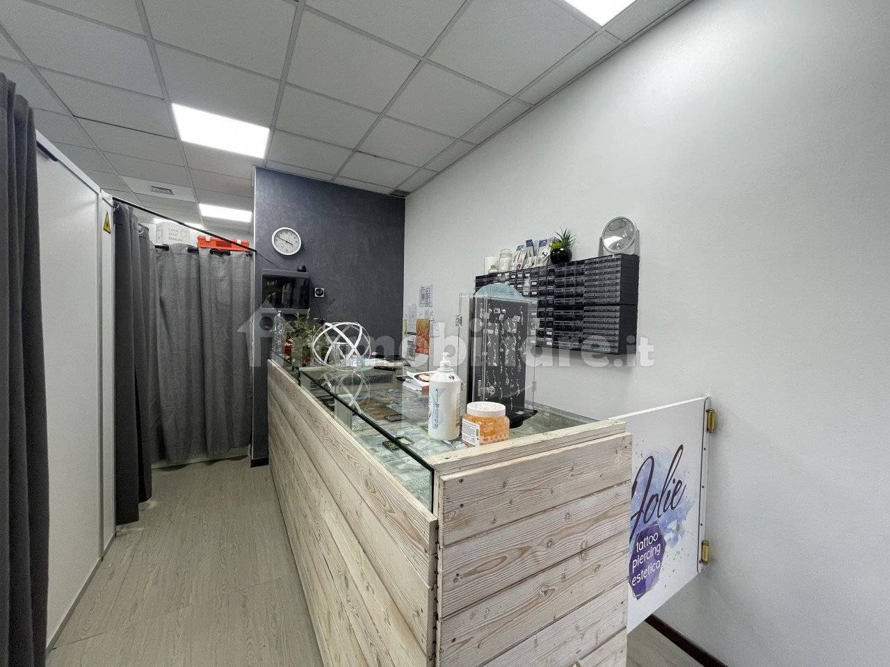 Propiedad comercial de 2 habitaciónes en Udine, Italy No. 329014