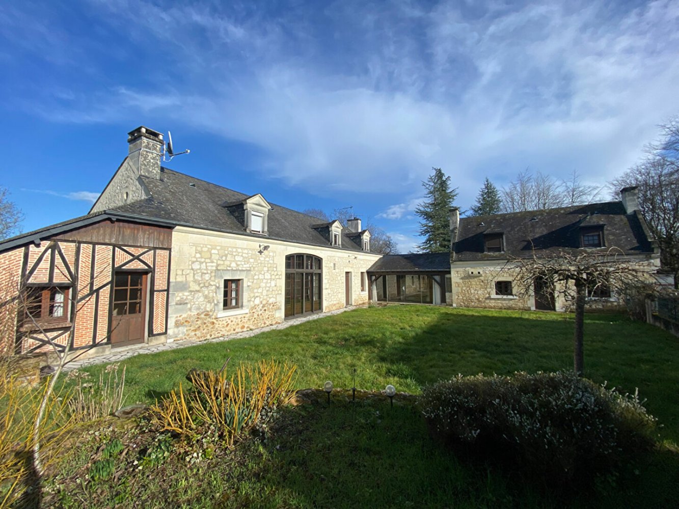  Castillos de 6 dormitorios en Bourgueil, France No. 257857