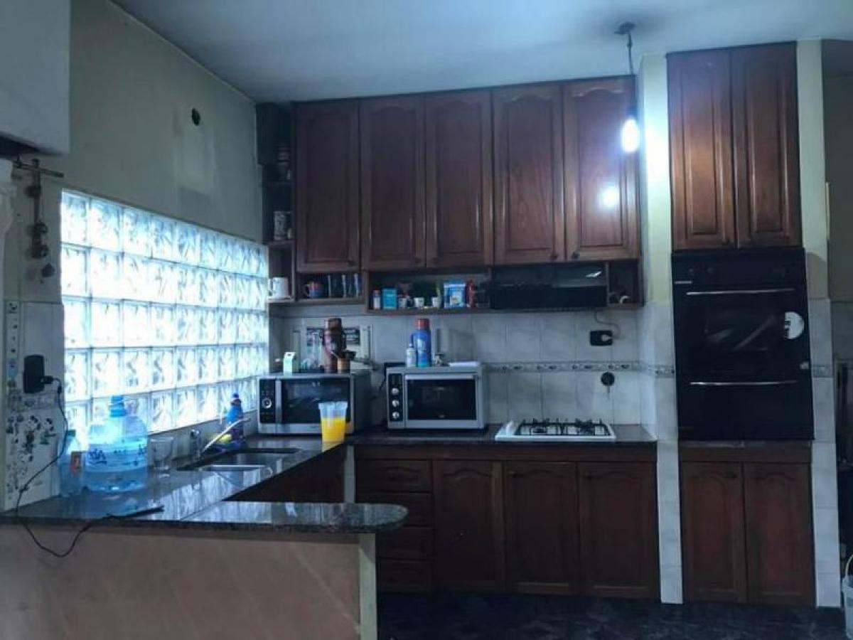 Casa de 2 dormitorios en Bermúdez, Argentina No. 10404