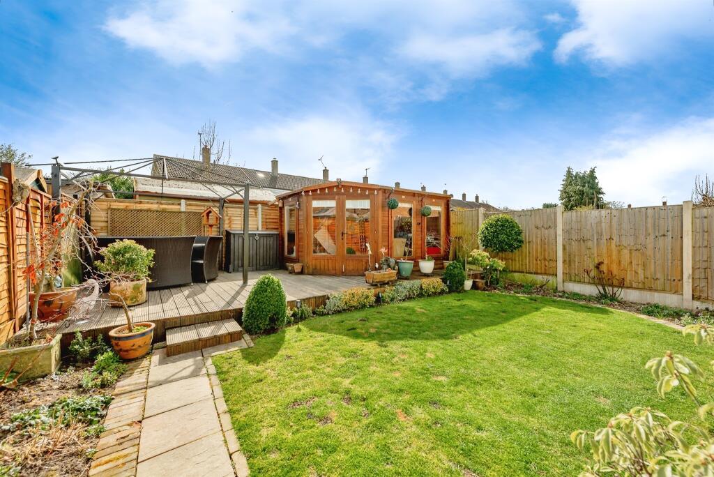 4 bedrooms Commercial property in Crawley, United Kingdom No. 6260