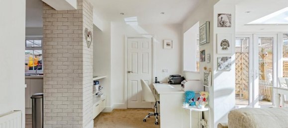 4 bedrooms Commercial property in Crawley, United Kingdom No. 6260 5