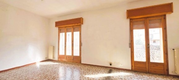 12 rooms Apartment in Vittoria, Italy No. 74505 3