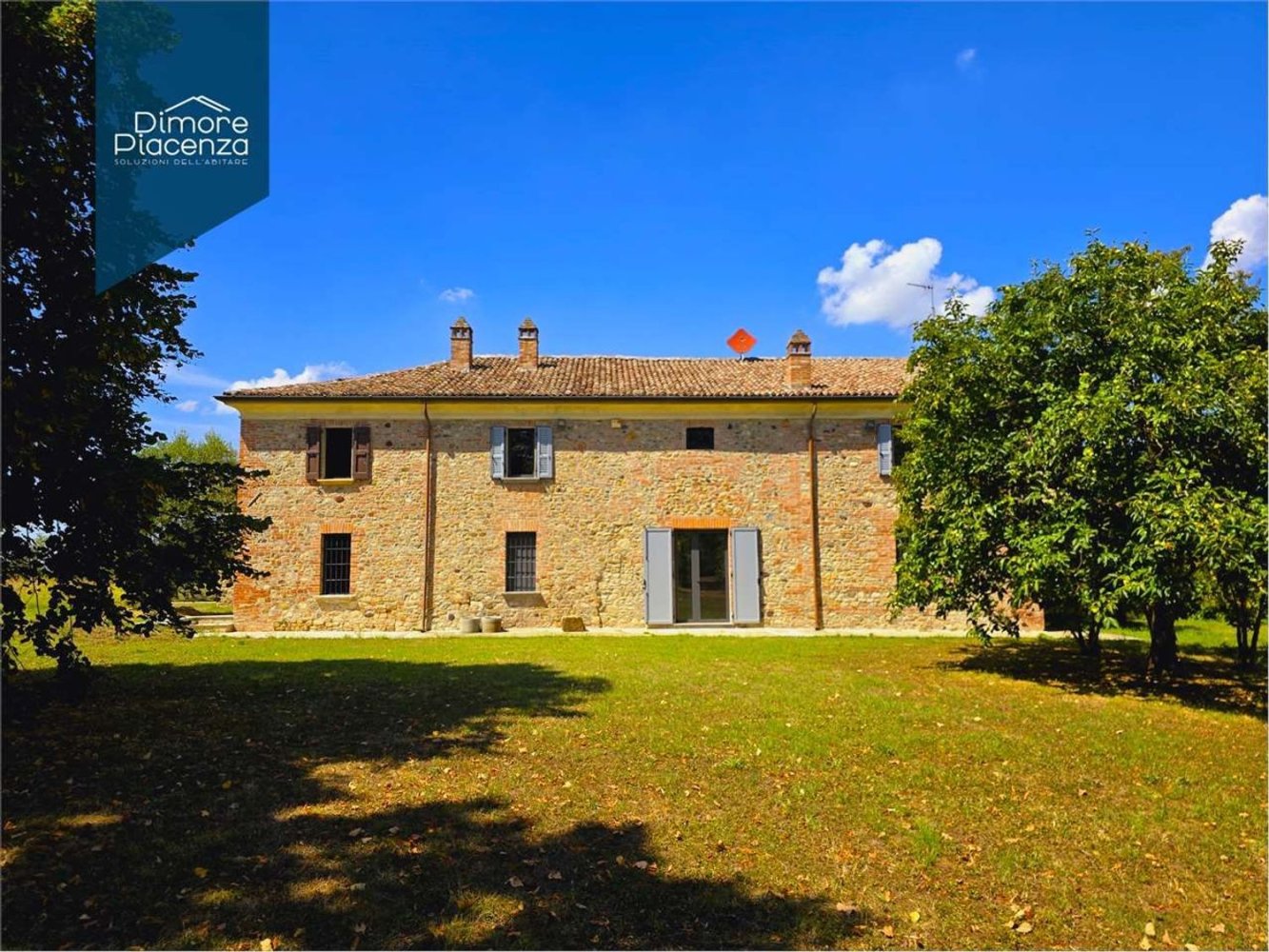 25 rooms House in Gazzola, Italy No. 277329