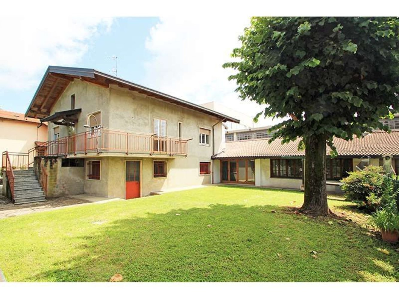 Вилла с 5 комнатами в Ведано Олона, Италия № 312013