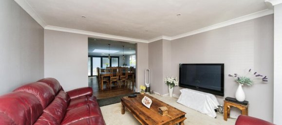 4 bedrooms House in Eastbourne, United Kingdom No. 10556 3