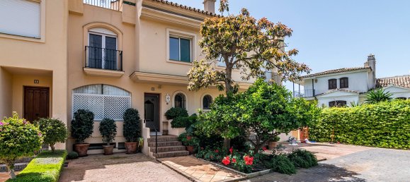 4 bedrooms Townhouse in Estepona, Spain No. 4622 2