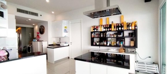 4 bedrooms Condo in Pattaya, Thailand No. 141 11