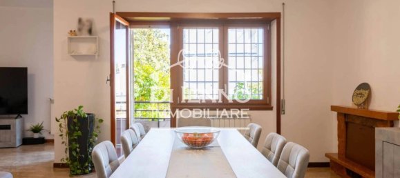 4 bedrooms Apartment in Rome, Italy No. 220019 2