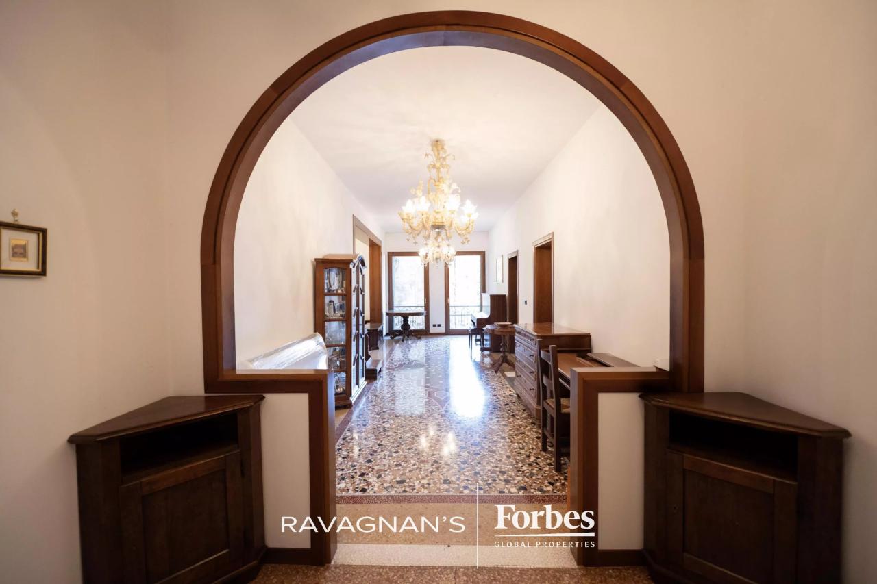 6 rooms Apartment in Venice, Italy No. 127064