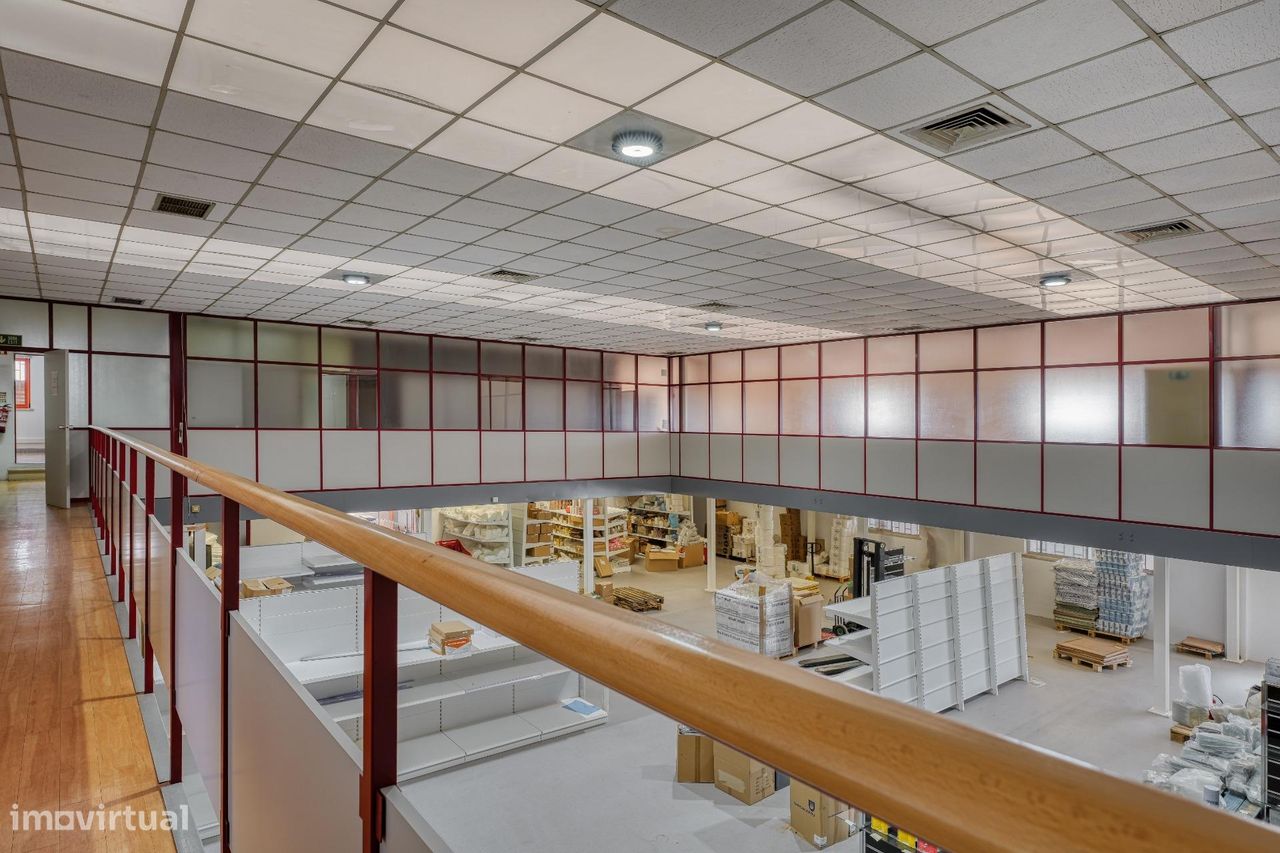 Entrepôt à Sintra, Portugal 1405m² No. 304081