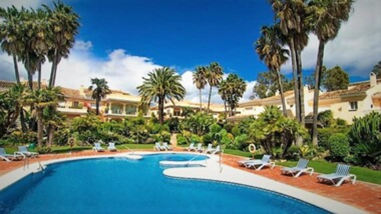 4 bedrooms Penthouse in Estepona, Spain No. 2468