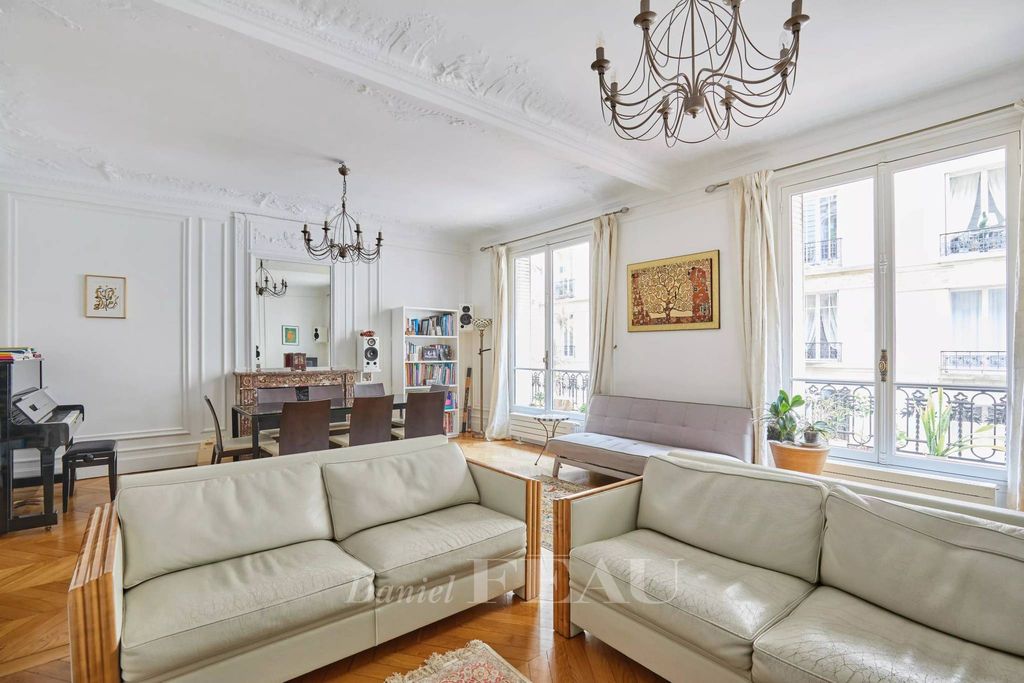 3 bedrooms Apartment in Paris, France No. 162000
