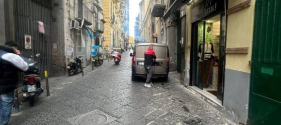 1 room Commercial property in Naples, Italy No. 374862 7