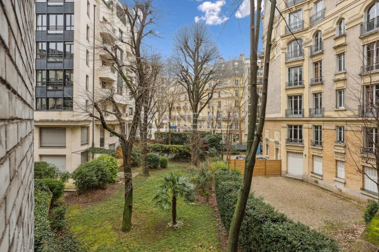 2 bedrooms Apartment in Paris, France No. 348850