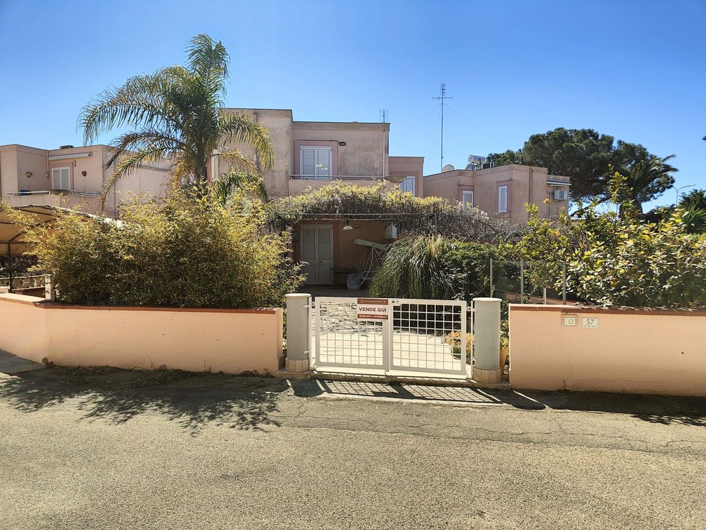 Casa de 3 habitaciónes en Ugento, Italy No. 144555