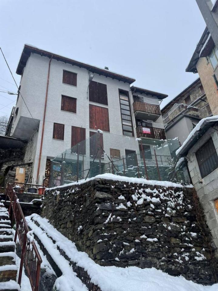 9 rooms House in Pedesina, Italy No. 109351