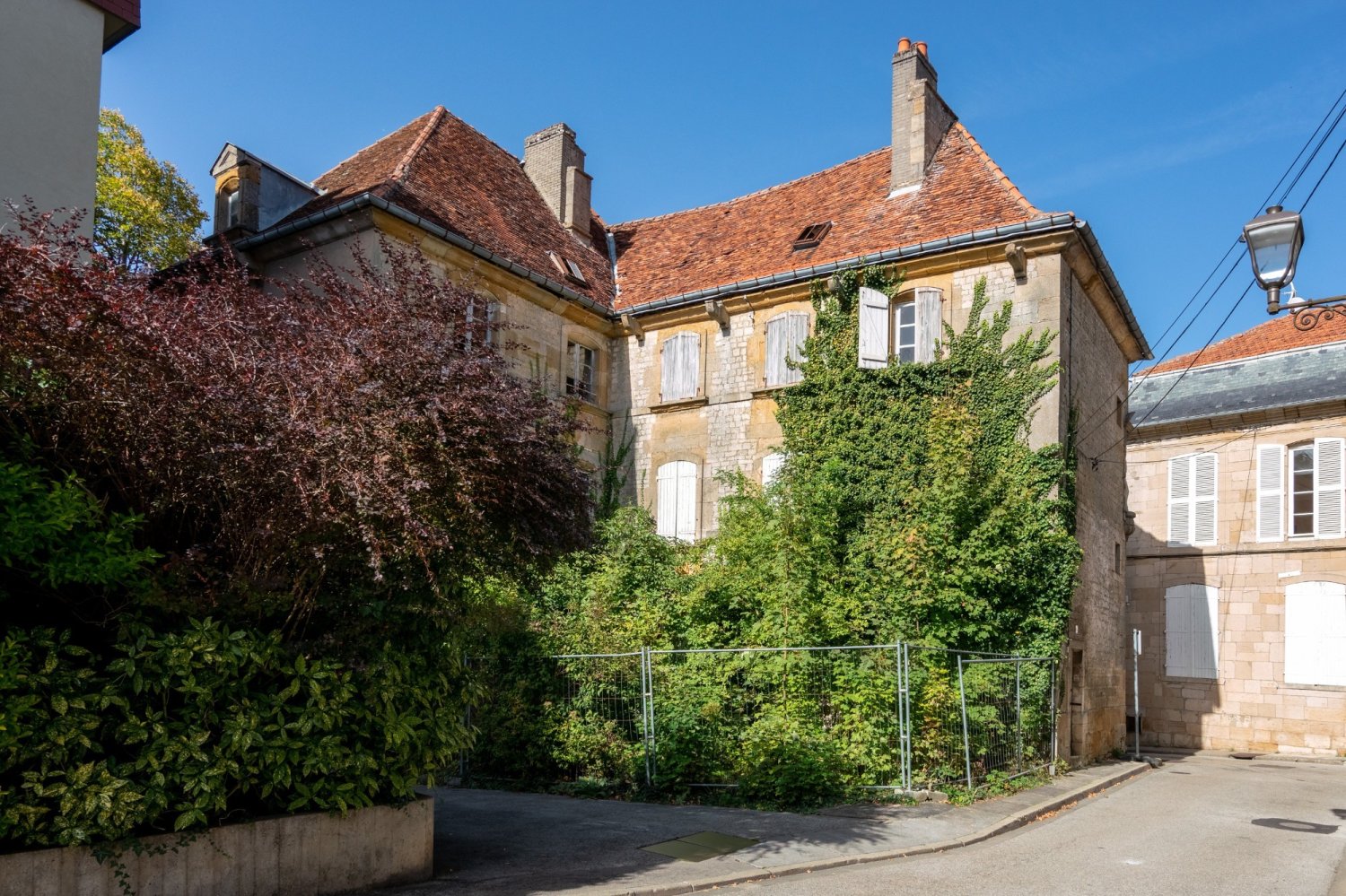 Bâtiment à Langres, France 210m² No. 73535