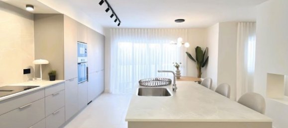 Apartamento de 3 dormitorios en Marbella, Spain No. 181022 11
